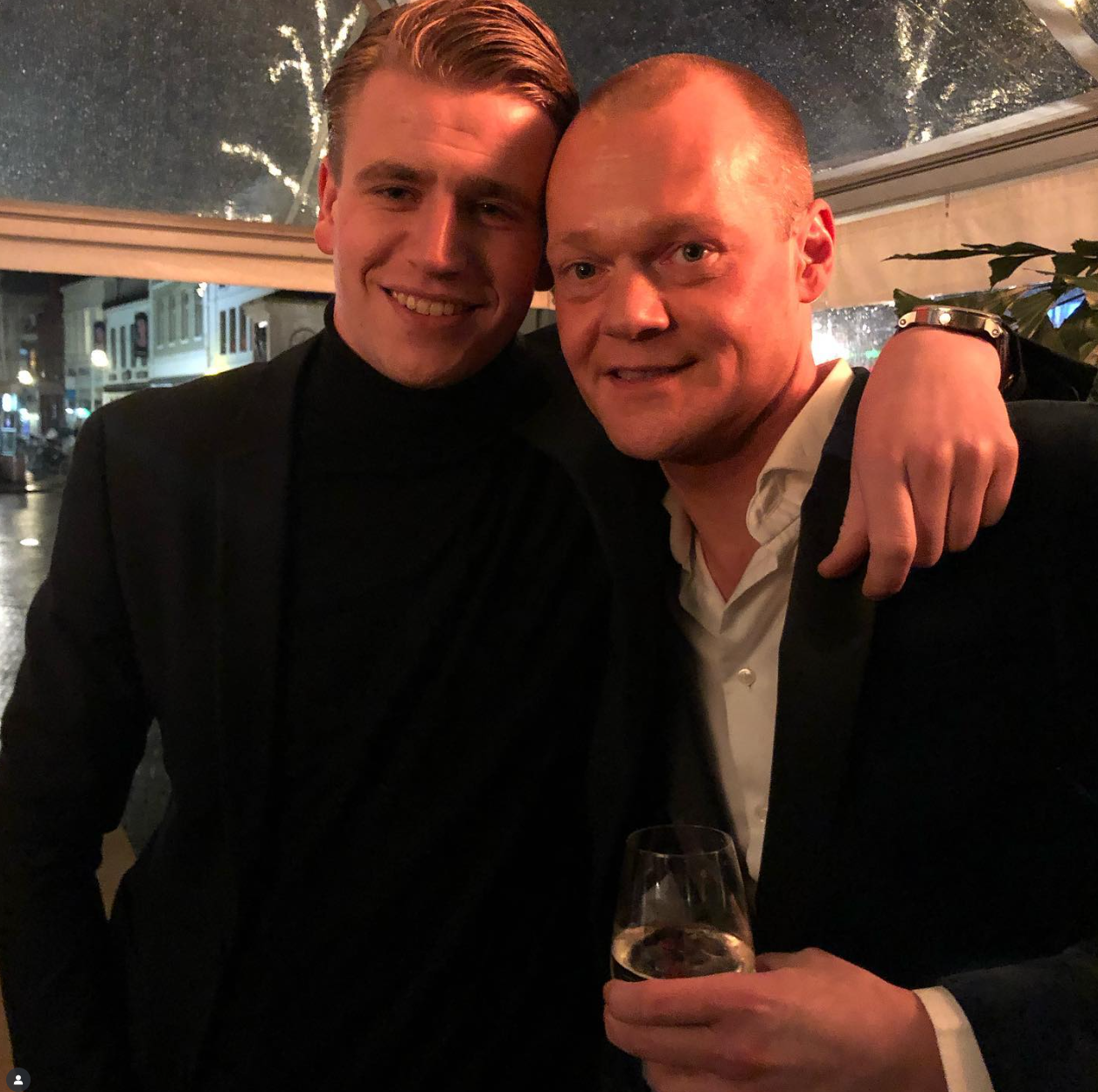 Guldsmycken på bord
